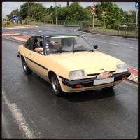 OPEL Manta
										Année :1980
										Moteur de :2200 cm3 2,2l
										Vitesse max : 240km/h 
										Consommation : 8l
										 automatique et climatisée