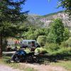 Superbe journee beau soleil et ciel bleu de belles routes, nous avons suivi pendant un moment la route des Grandes Alpes. Camping au bord d un lac dans une petite vallée et un village de 380 habitants. Seule ombre au tableau un couple qui a fait un tout droit dans une descente les deux sont en observation.
